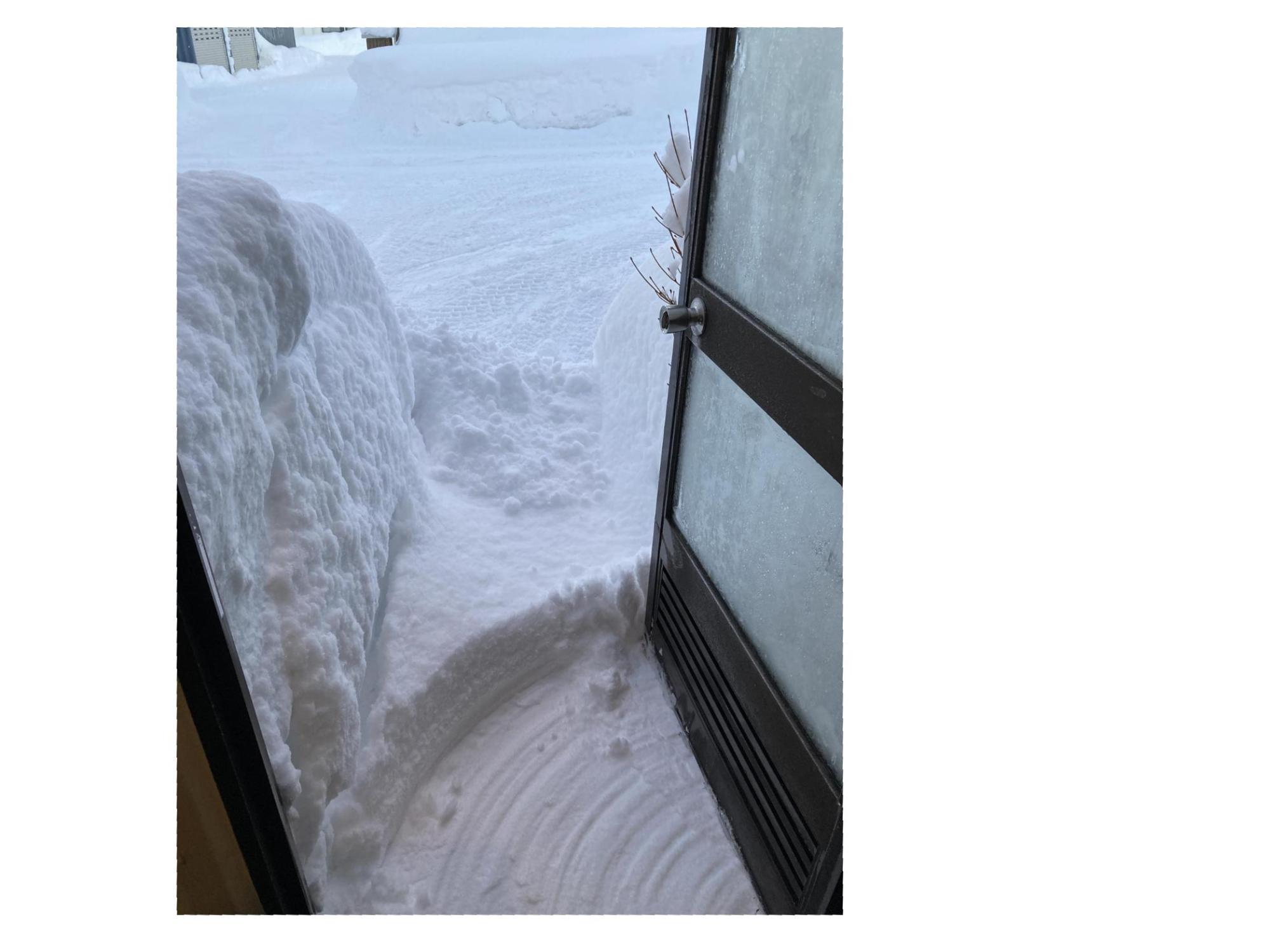 ドア付近まで雪が積もっている様子