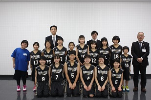 教育長表敬訪問にて岩見沢ミニバスケットボール少年団女子のみなさんの集合写真