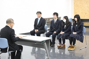 第21回全日本電卓競技大会北海道大会に出場された岩見沢緑陵高等学校パソコン部のみなさんが椅子に座り話を聞いている姿の写真
