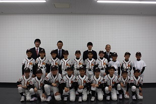 教育長を訪問した際の野球チーム美園スターズのみなさんの集合記念の写真