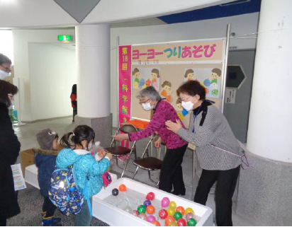 ヨーヨーつりあそびを楽しむ子どもたち